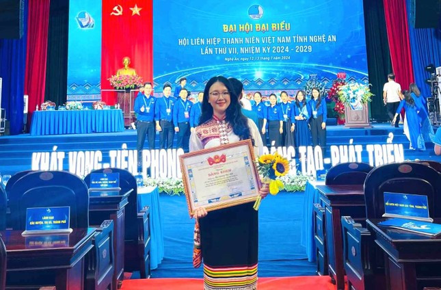 Hà Anh nhận bằng khen từ Tỉnh Đoàn Nghệ An vì đã có thành tích xuất sắc trong học tập và làm theo tư tưởng, đạo đức, phong cách Hồ Chí Minh 2024. Hà Anh nhận bằng khen từ Tỉnh Đoàn Nghệ An vì đã có thành tích xuất sắc trong học tập và làm theo tư tưởng, đạo đức, phong cách Hồ Chí Minh 2024.