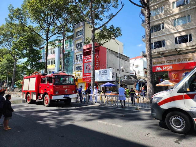 Cảnh sát PCCC và lực lượng y tế đến hiện trường. Cảnh sát PCCC và lực lượng y tế đến hiện trường.