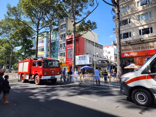 Cảnh sát PCCC và lực lượng y tế đến hiện trường.