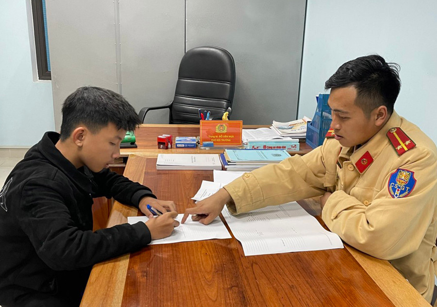 Công an thị xã An Khê xử lý trường hợp học sinh vi phạm Luật Giao thông đường bộ. Ảnh: R.H