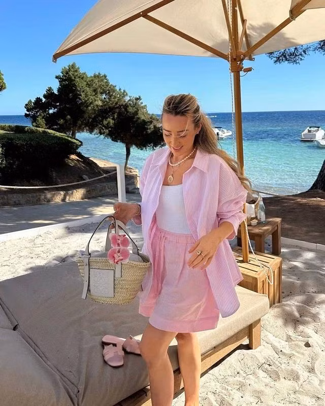 Món đồ đơn giản nhất giúp bạn "hack tuổi" đỉnh cao chính là đây - mặc một set đồ toàn những gam màu hồng ngọt ngào. Những bản phối này phù hợp với nhiều kiểu giày dép như xăng đan, dép kẹp, giày thể thao, loafer... do vậy bạn tiết kiệm được nhiều thời gian hơn khi phối trang phục. Ảnh FREYA KILLIN
