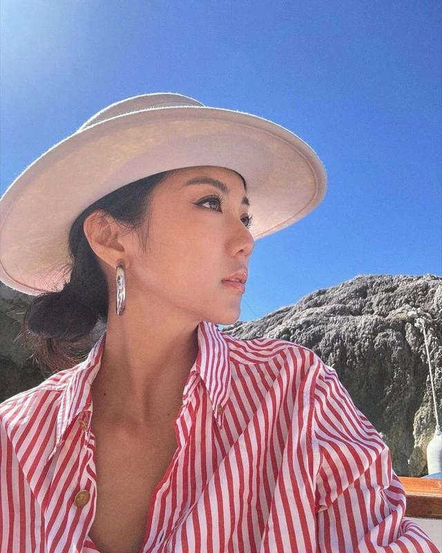 Áo sơ mi và mũ rộng vành kết hợp vừa giúp che nắng vừa làm cho gương mặt thêm phần nổi bật, ấn tượng. Ảnh YOYO CAO