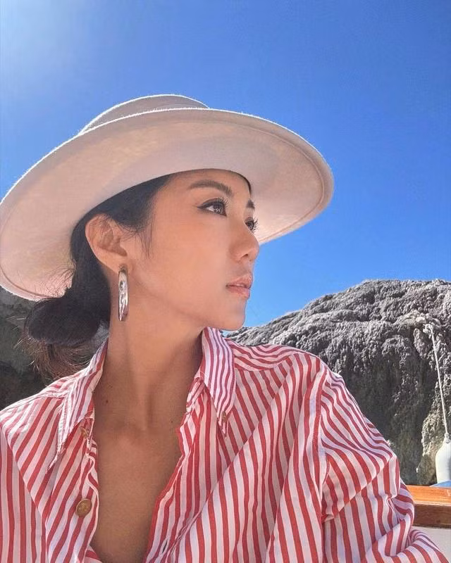 Áo sơ mi và mũ rộng vành kết hợp vừa giúp che nắng vừa làm cho gương mặt thêm phần nổi bật, ấn tượng. Ảnh YOYO CAO