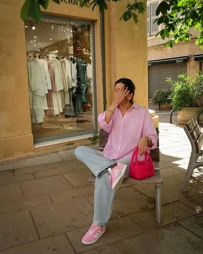 Hai bản phối tạo nên hai phong cách khác biệt cho áo sơ mi freesize. Sắc hồng trên họa tiết kẻ sọc phù hợp với bảng màu cơ bản như trắng, đen, xanh denim. Ảnh VALERIA, CELIA BRUNETTE