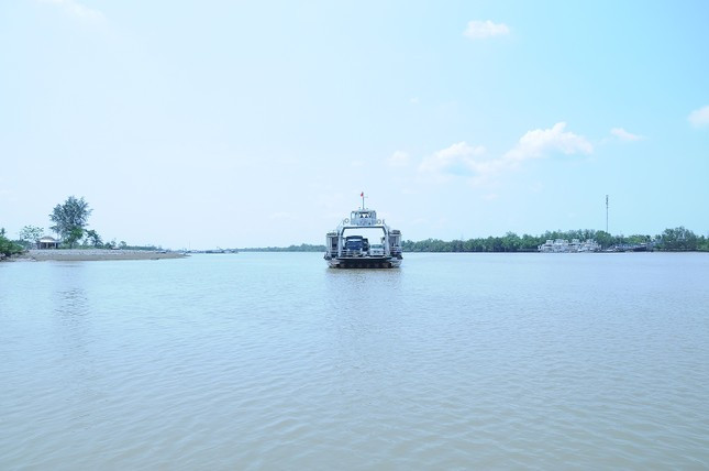 Phà qua kênh Quan Chánh Bố. Ảnh: Cảnh Kỳ