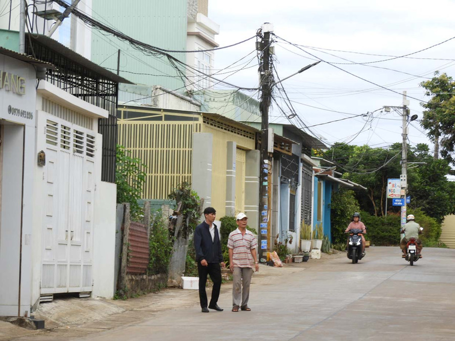 Nhờ sự vào cuộc tích cực của hệ thống chính trị và sự đồng thuận của người dân, nên hẻm 94 Phù Đổng đã được nâng cấp và mở rộng đến 8 m. Ảnh: Thanh Nhật Nhờ sự vào cuộc tích cực của hệ thống chính trị và sự đồng thuận của người dân, nên hẻm 94 Phù Đổng đã được nâng cấp và mở rộng đến 8 m. Ảnh: Thanh Nhật