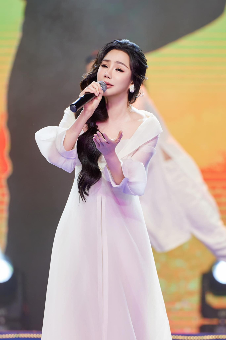 Cùng với Phương Thanh, Hồ Ngọc Hà (trên) và Hồ Quỳnh Hương (dưới) là hai giọng ca quan trọng gắn với sự nghiệp sáng tác của Đức Trí.