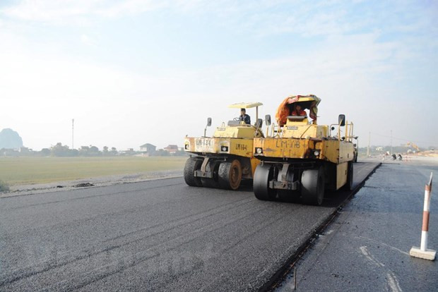 Bộ Giao thông Vận tải yêu cầu nhà thầu thi công “3 ca, 4 kíp” để đẩy nhanh tiến độ thi công dự án. (Ảnh: Việt Hùng/Vietnam+) Bộ Giao thông Vận tải yêu cầu nhà thầu thi công “3 ca, 4 kíp” để đẩy nhanh tiến độ thi công dự án. (Ảnh: Việt Hùng/Vietnam+)