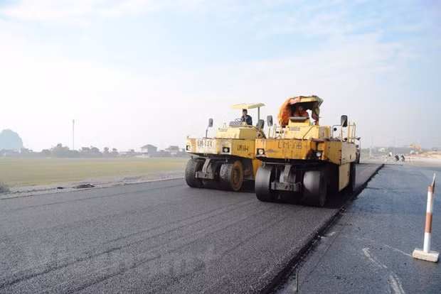 Bộ Giao thông Vận tải yêu cầu nhà thầu thi công “3 ca, 4 kíp” để đẩy nhanh tiến độ thi công dự án. (Ảnh: Việt Hùng/Vietnam+) Bộ Giao thông Vận tải yêu cầu nhà thầu thi công “3 ca, 4 kíp” để đẩy nhanh tiến độ thi công dự án. (Ảnh: Việt Hùng/Vietnam+)