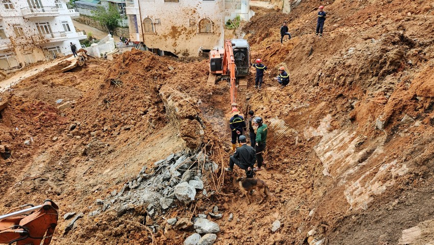 Lực lượng cứu hộ đã cứu được năm người khỏi đống đất đá Lực lượng cứu hộ đã cứu được năm người khỏi đống đất đá