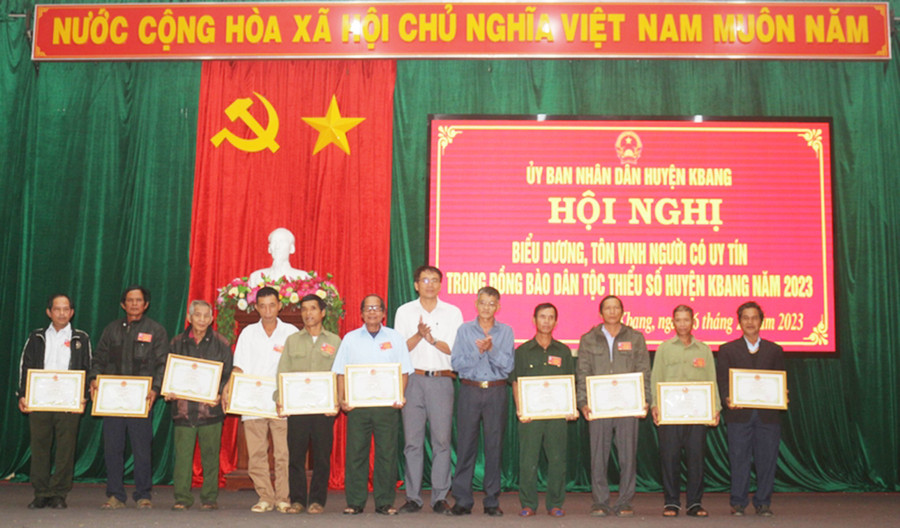 Lãnh đạo huyện Kbang trao giấy khen cho người có uy tín tiêu biểu. Ảnh: Hà Duyệt Lãnh đạo huyện Kbang trao giấy khen cho người có uy tín tiêu biểu. Ảnh: Hà Duyệt