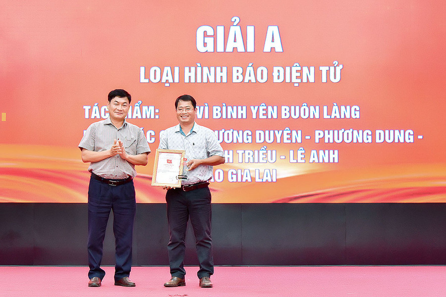Tổng Biên tập Báo Gia Lai Huỳnh Kiên trao giải A loại hình báo điện tử cuộc thi "Báo chí với công tác xây dựng Đảng, xây dựng hệ thống chính trị tỉnh Gia Lai”. Ảnh: Đức Thụy Tổng Biên tập Báo Gia Lai Huỳnh Kiên trao giải A loại hình báo điện tử cuộc thi "Báo chí với công tác xây dựng Đảng, xây dựng hệ thống chính trị tỉnh Gia Lai”. Ảnh: Đức Thụy