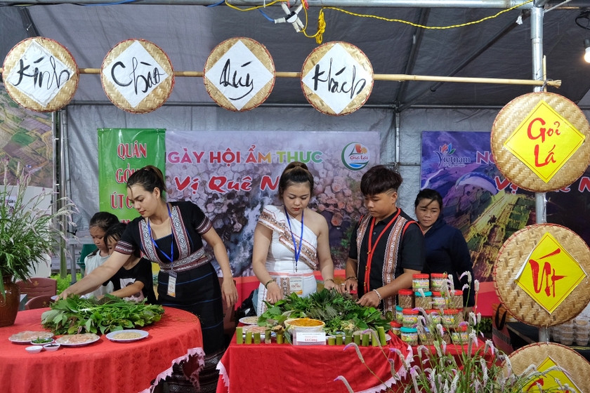 Gian hàng gỏi lá Kon Tum-món ăn nức tiếng của vùng đất Bắc Tây Nguyên. Ảnh: Hoàng Ngọc Gian hàng gỏi lá Kon Tum-món ăn nức tiếng của vùng đất Bắc Tây Nguyên. Ảnh: Hoàng Ngọc