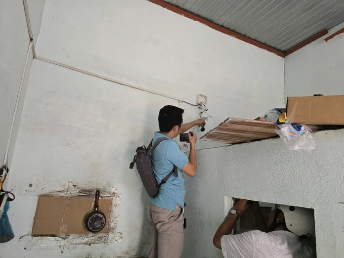 Chiếc camera quay lén được lắp trong thiết bị chiếu sáng của phòng tắm.