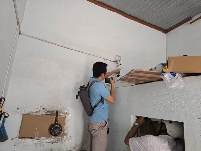 Chiếc camera quay lén được lắp trong thiết bị chiếu sáng của phòng tắm.