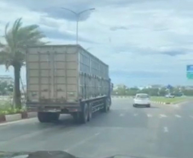 Chủ tịch tỉnh Bình Định quay video xe vi phạm gửi cơ quan chức năng xử lý - Ảnh 1. Xe tải chở dăm rơi vãi bị Chủ tịch UBND tỉnh Bình Định quay video. CẮT TỪ VIDEO