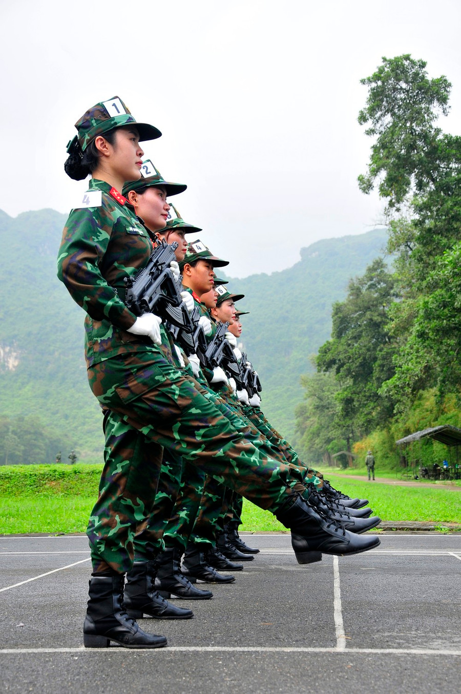 Những cô gái toát lên vẻ hùng dũng, nghiêm trang khi mang trên mình quân phục dã chiến cùng súng tiểu liên STV215 do Việt Nam sản xuất. Ảnh: HỮU TÂN