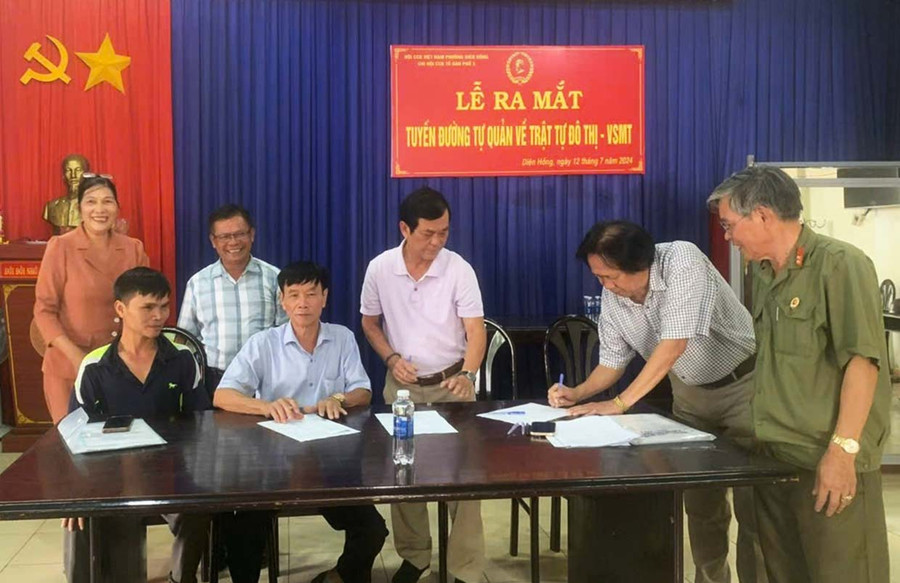 Hội Cựu chiến binh phường Diên Hồng (TP. Pleiku) ra mắt tuyến đường tự quản về trật tự đô thị và vệ sinh môi trường (ảnh Hội Cựu chiến binh TP. Pleiku cung cấp) Hội Cựu chiến binh phường Diên Hồng (TP. Pleiku) ra mắt tuyến đường tự quản về trật tự đô thị và vệ sinh môi trường (ảnh Hội Cựu chiến binh TP. Pleiku cung cấp)