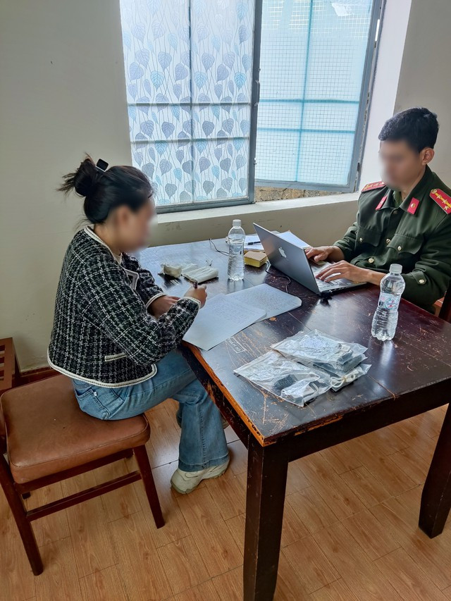 Công an Lâm Đồng làm việc với C.T.Th.L, người buôn bán thiết bị gian lận thi cử ở Đà Lạt. Ảnh Công an cung cấp