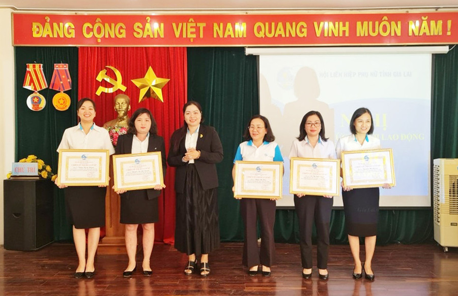 Chú thích ảnh: Bà Rơ Chăm H’ Hồng-Bí thư Đảng đoàn, Chủ tịch Hội LHPN tỉnh tặng bằng khen cho các cá nhân đạt danh hiệu “Chiến sĩ thi đua cơ sở” năm 2023. Ảnh: Minh Vy