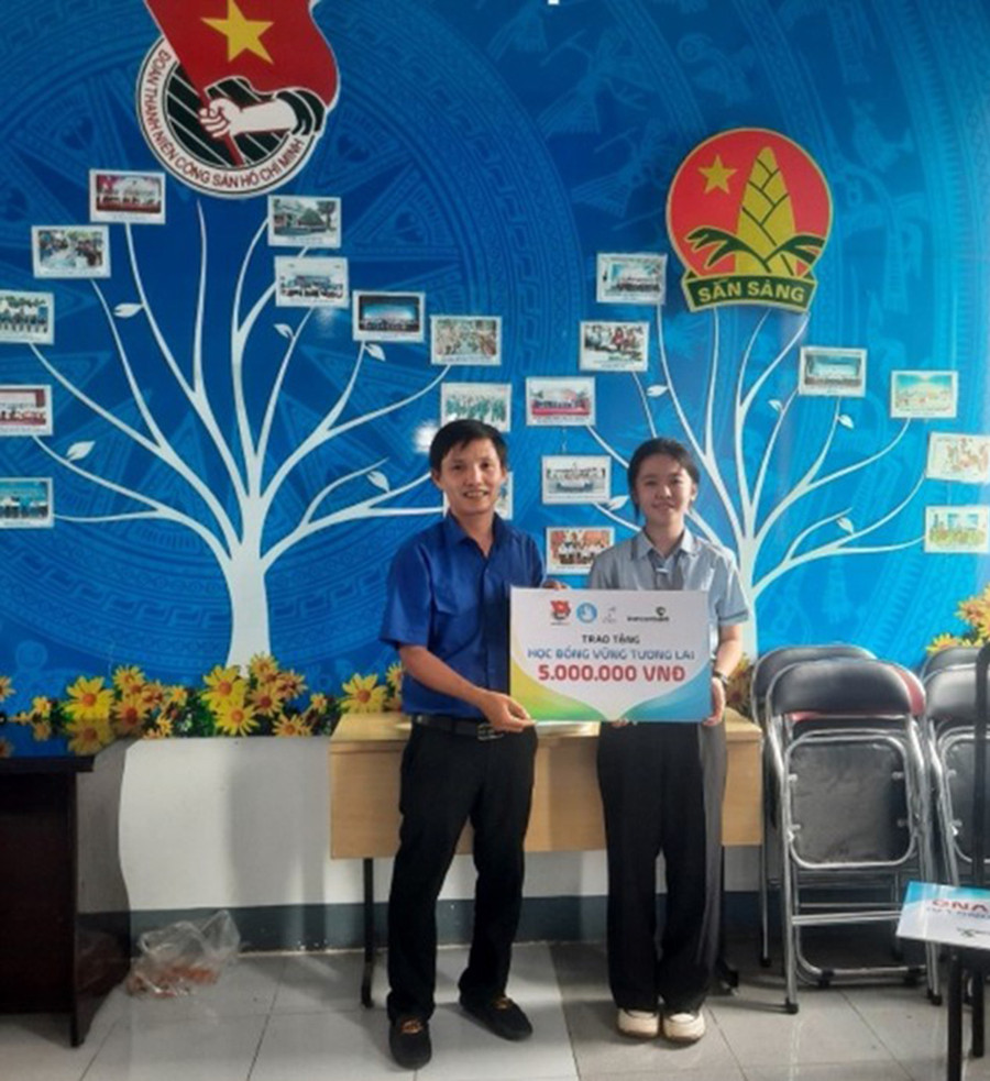 Em Nguyễn Phước An (bìa phải) nhận học bổng “Vững tương lai”. Ảnh: L.Đ.T