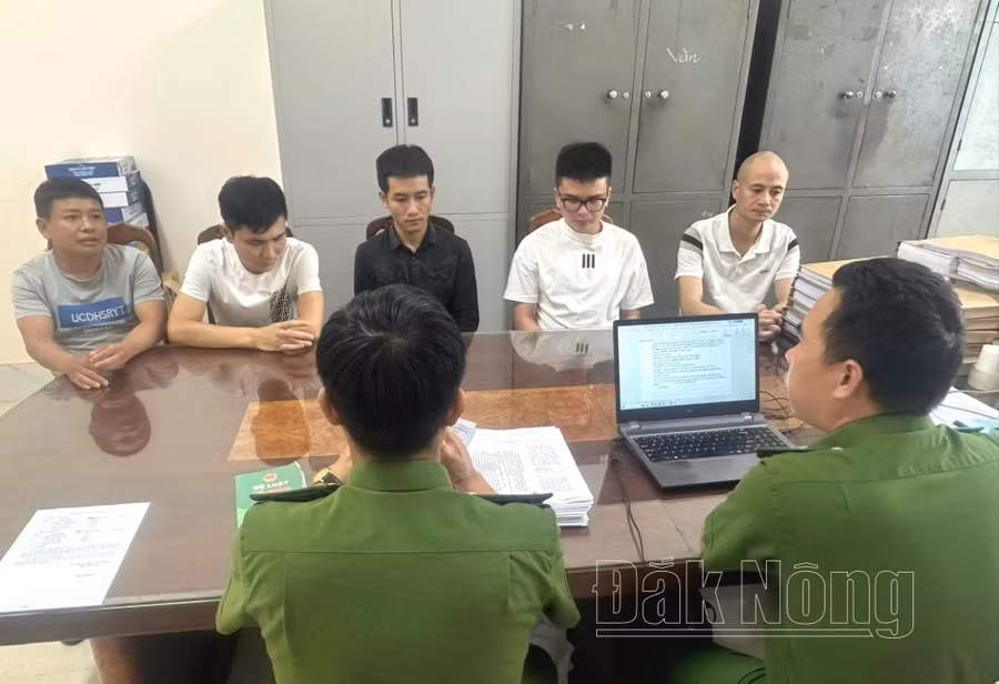 Lực lượng công an làm việc với các đối tượng từ tỉnh Thanh Hóa vào Đắk Nông hoạt động cho vay lãi nặng.