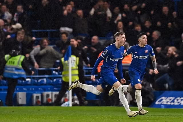 Palmer (trái) lập cú hat-trick mang về chiến thắng ngoạn mục cho Chelsea. Ảnh: AFP