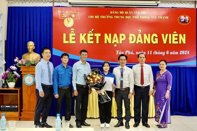 Đào Thị Anh Thư, nữ sinh lớp 12A15 Trường THPT Tây Thạnh, được kết nạp Đảng. NHÀ TRƯỜNG CUNG CẤP Đào Thị Anh Thư, nữ sinh lớp 12A15 Trường THPT Tây Thạnh, được kết nạp Đảng. NHÀ TRƯỜNG CUNG CẤP