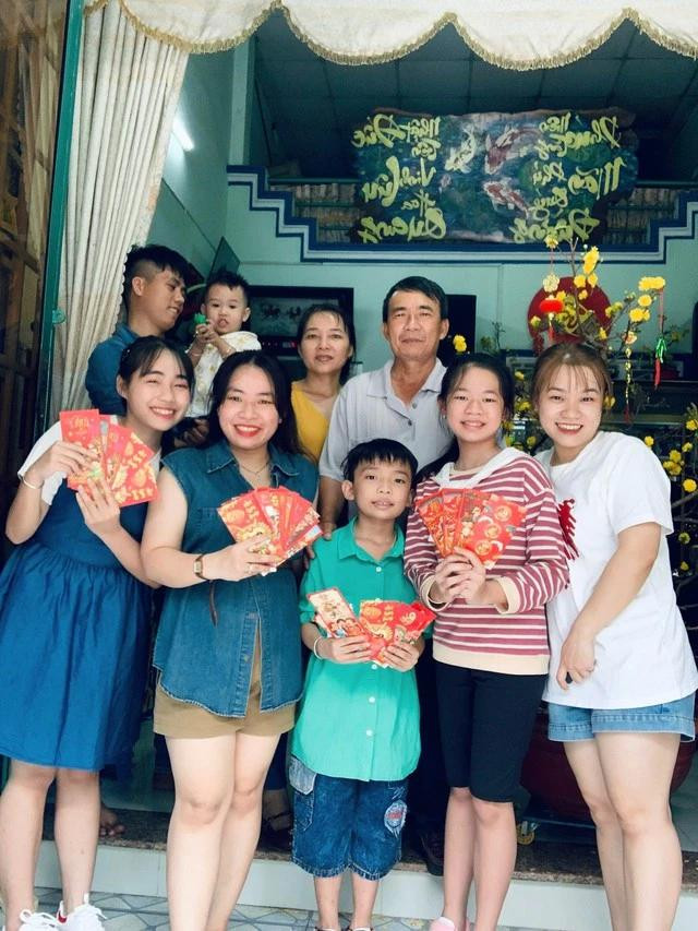 Anh Thư (bìa trái) cùng đại gia đình của mình trong ngày Tết Nguyên đán. Ảnh NVCC Anh Thư (bìa trái) cùng đại gia đình của mình trong ngày Tết Nguyên đán. Ảnh NVCC