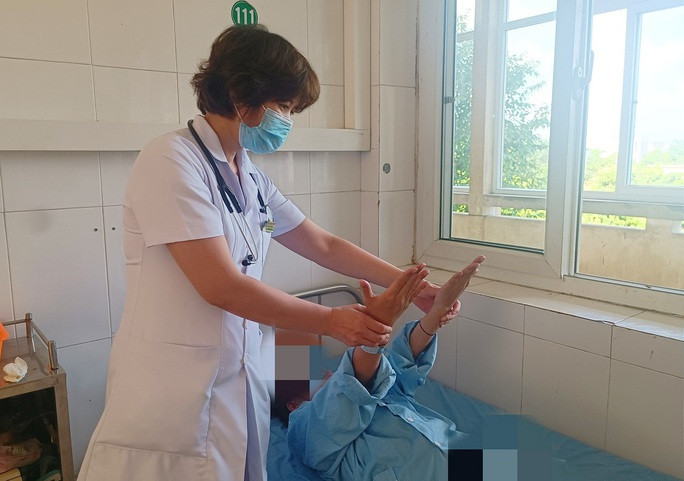 Hít bóng cười liên tục 4 tháng, cô gái 19 tuổi phải nhập viện cấp cứu - Ảnh 1. Cô gái 19 tuổi nhập viện cấp cứu do hít bóng cười liên tục trong 4 tháng