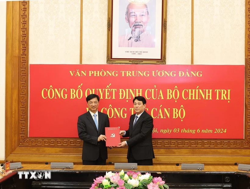 Đại tướng Lương Cường, Ủy viên Bộ Chính trị, Thường trực Ban Bí thư trao Quyết định của Bộ Chính trị điều động, phân công Thượng tướng Nguyễn Duy Ngọc giữ chức Chánh Văn phòng Trung ương Đảng. (Ảnh: Trí Dũng/TTXVN) Đại tướng Lương Cường, Ủy viên Bộ Chính trị, Thường trực Ban Bí thư trao Quyết định của Bộ Chính trị điều động, phân công Thượng tướng Nguyễn Duy Ngọc giữ chức Chánh Văn phòng Trung ương Đảng. (Ảnh: Trí Dũng/TTXVN)
