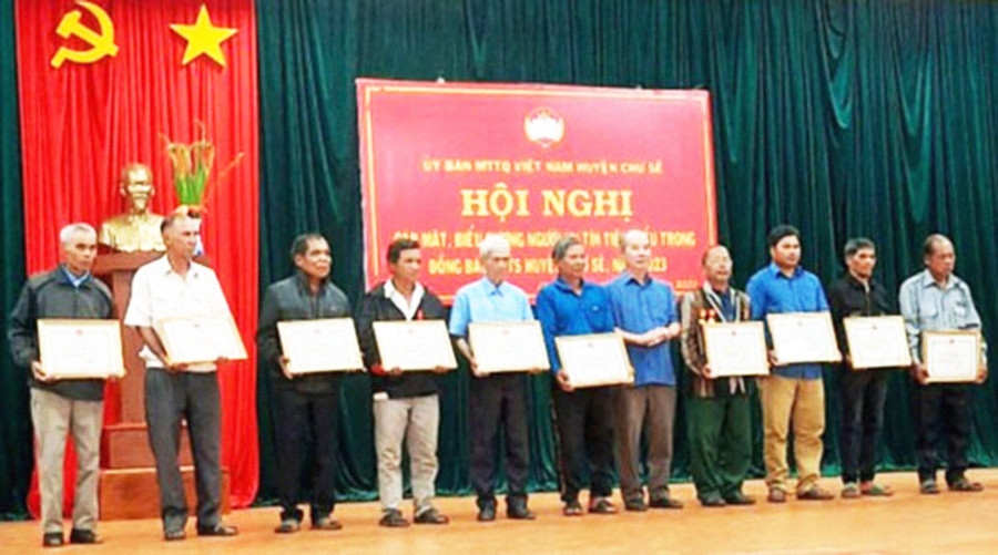 Người có uy tín tiêu biểu trong đồng bào DTTS nhận giấy khen của Chủ tịch UBND huyện Chư Sê. Ảnh: Hải Hằng Người có uy tín tiêu biểu trong đồng bào DTTS nhận giấy khen của Chủ tịch UBND huyện Chư Sê. Ảnh: Hải Hằng