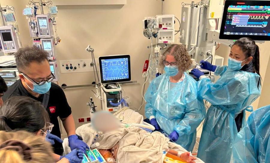 Bệnh nhi C.L.G được vận chuyển an toàn đến bệnh viện ở Australia.