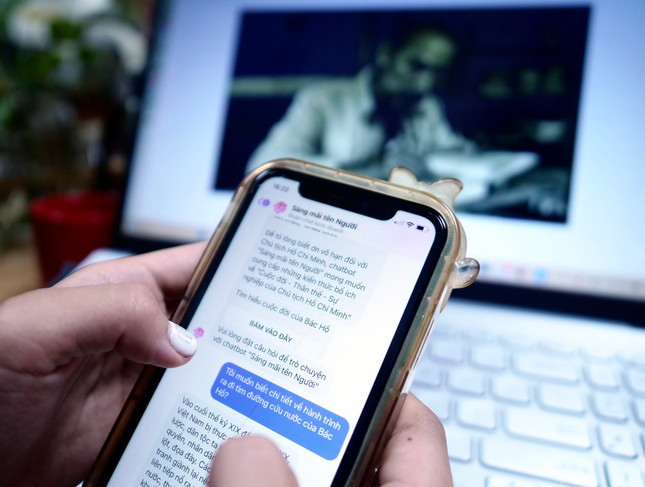 Học sinh, sinh viên dễ tiếp cận với môn học lý luận thông qua chatbot. Ảnh: Hoàng Mạnh Thắng