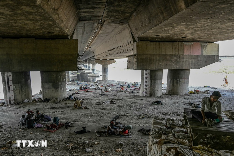 Người vô gia cư tránh nắng dưới cầu vượt bên bờ sông Yamuna ở New Delhi, Ấn Độ, ngày 31/5. (Ảnh: AFP/TTXVN) Người vô gia cư tránh nắng dưới cầu vượt bên bờ sông Yamuna ở New Delhi, Ấn Độ, ngày 31/5. (Ảnh: AFP/TTXVN)
