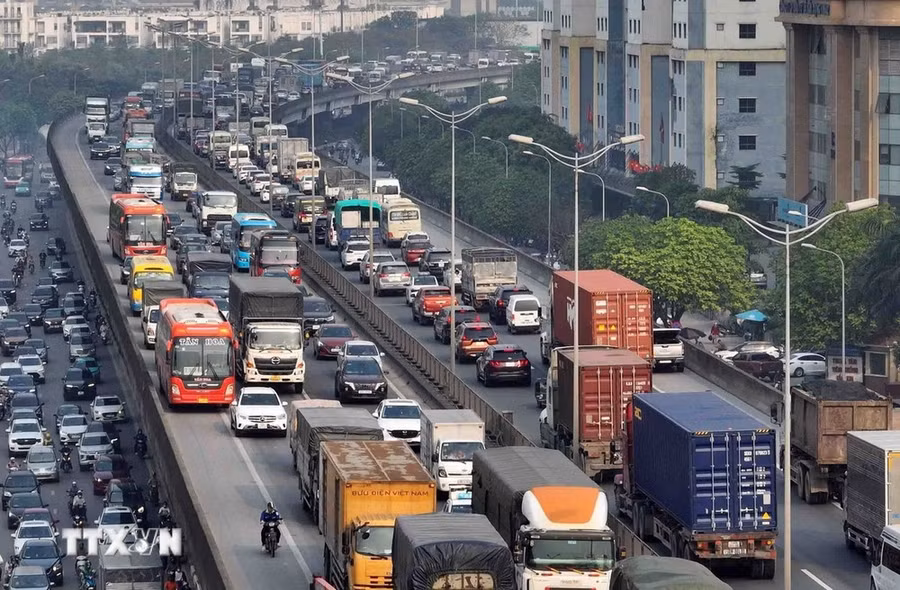 Ùn ứ kéo dài đoạn Vành đai 3 trên cao đoạn đi qua khu đô thị Linh Đàm hướng về phía Nam cửa ngõ Thủ đô lúc 8 giờ sáng ngày 27/4. (Ảnh: Phạm Kiên/TTXVN)