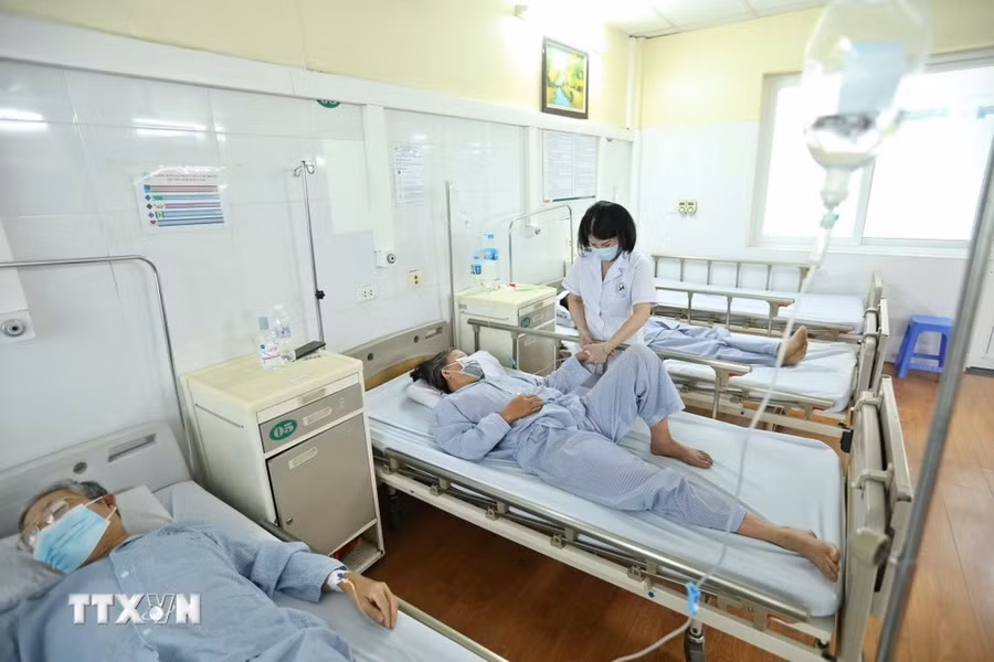 Điều trị cho bệnh nhân mắc sốt xuất huyết. (Ảnh: Minh Quyết/TTXVN)