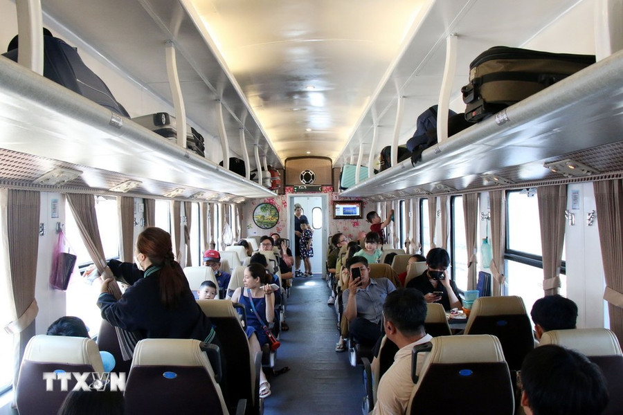 Toa xe ghế ngồi, với loại ghế có thể xoay điều chỉnh hướng. (Ảnh: Tiến Lực/TTXVN)