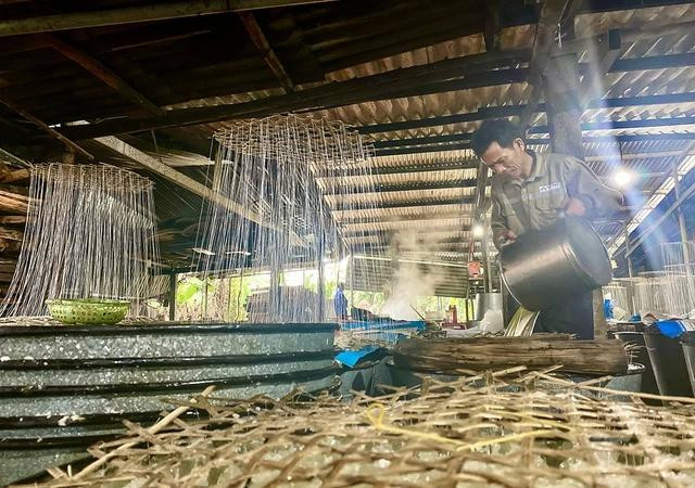 Đường nấu chín được thợ chế vào vại. Ảnh: HẢI PHONG