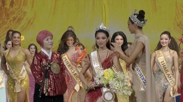 Nhiều khán giả tiếc nuối vì thí sinh đến từ Việt Nam bối rối khi ứng xử bằng tiếng Anh. Chụp màn hình