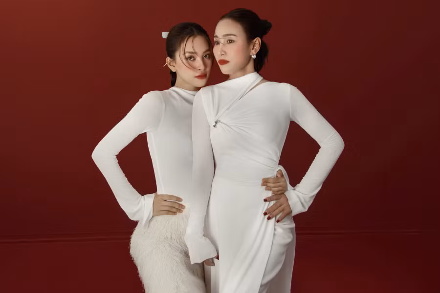 Trong mỗi lần xuất hiện, mẹ của Hoa hậu Việt Nam 2018 đều khiến cộng đồng fan sắc đẹp Việt xuýt xoa bởi nhan sắc quý phái. Nhiều khán giả nhận xét rằng Tiểu Vy được thừa hưởng nhiều đường nét thanh tú, mảnh mai từ mẹ. Ảnh:Trí Nghĩa