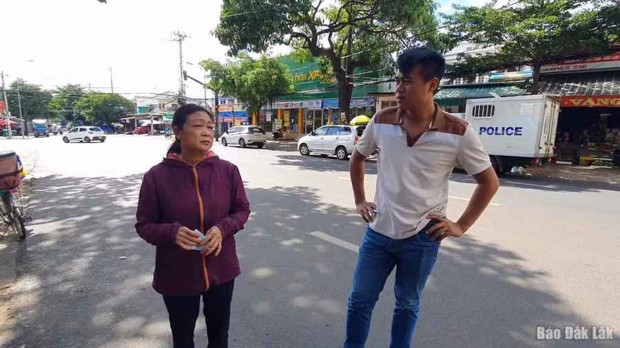 Đối tượng Trần Thị Thu (áo màu tím) bị bắt giữ.