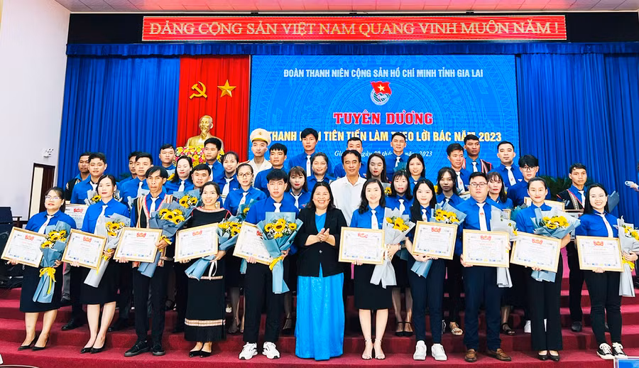 Ban Chấp hành Tỉnh Đoàn tuyên dương 75 gương Thanh niên tiên tiến làm theo lời Bác năm 2023. Ảnh: P.L