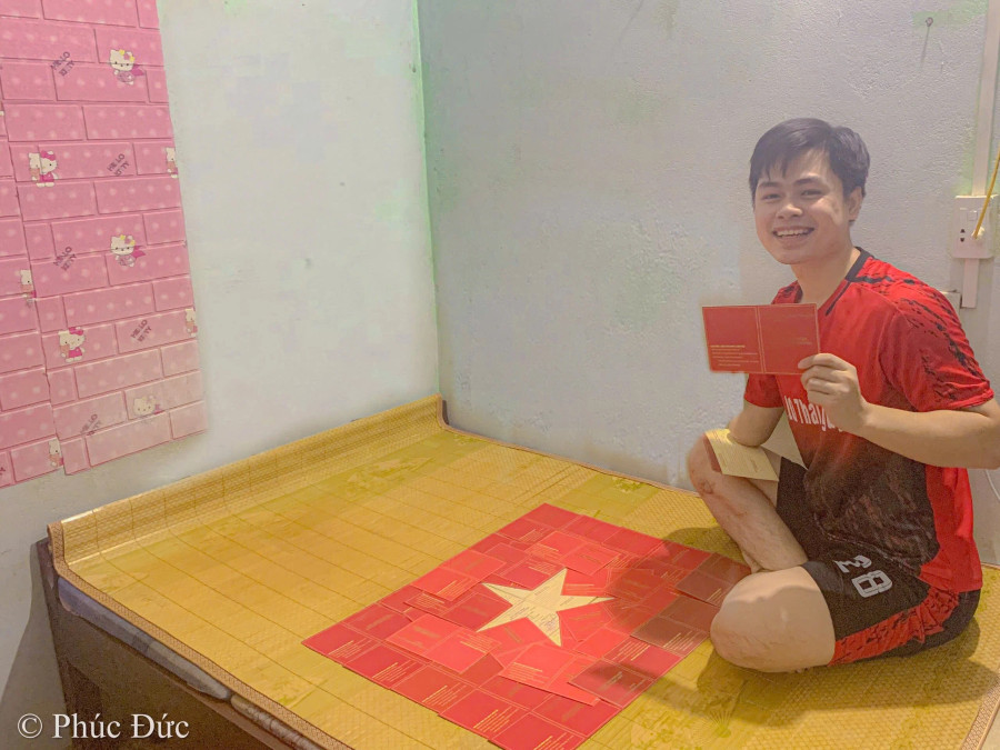 Phúc Đức và lá cờ đặc biệt. (Ảnh: NVCC) Phúc Đức và lá cờ đặc biệt. (Ảnh: NVCC)