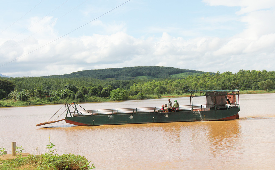 Người dân vượt sông trên phà sắt ở bến làng Nú không mặc áo phao. Ảnh: N.T Người dân vượt sông trên phà sắt ở bến làng Nú không mặc áo phao. Ảnh: N.T
