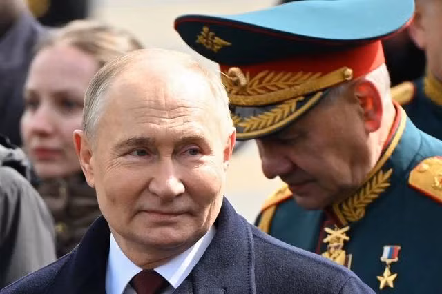 Tổng thống Nga Vladimir Putin và Bộ trưởng Quốc phòng Sergei Shoigu tại buổi duyệt binh ở Moscow hôm 9.5