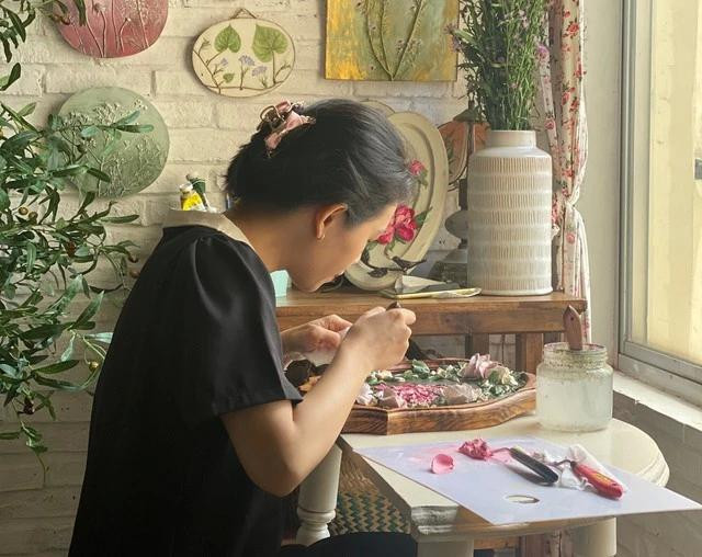 Theo chị Thảo, cần phải kiên nhẫn, tỉ mẩn để tạo hình từng chi tiết nhỏ Theo chị Thảo, cần phải kiên nhẫn, tỉ mẩn để tạo hình từng chi tiết nhỏ