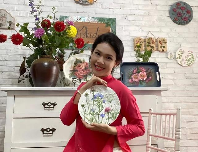 Chị Phạm Thị Thanh Thảo bên cạnh các tác phẩm nghệ thuật của mình. Ảnh: NVCC Chị Phạm Thị Thanh Thảo bên cạnh các tác phẩm nghệ thuật của mình. Ảnh: NVCC