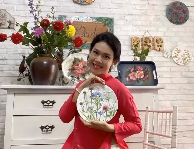 Chị Phạm Thị Thanh Thảo bên cạnh các tác phẩm nghệ thuật của mình. Ảnh: NVCC