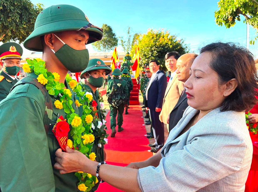 Bà Ayun H'Bút-Tỉnh ủy viên, Phó Chủ tịch HĐND tỉnh trao hoa cho thanh niên huyện Mang Yang trước giờ tòng quân. Ảnh: Đinh Yến Bà Ayun H'Bút-Tỉnh ủy viên, Phó Chủ tịch HĐND tỉnh trao hoa cho thanh niên huyện Mang Yang trước giờ tòng quân. Ảnh: Đinh Yến